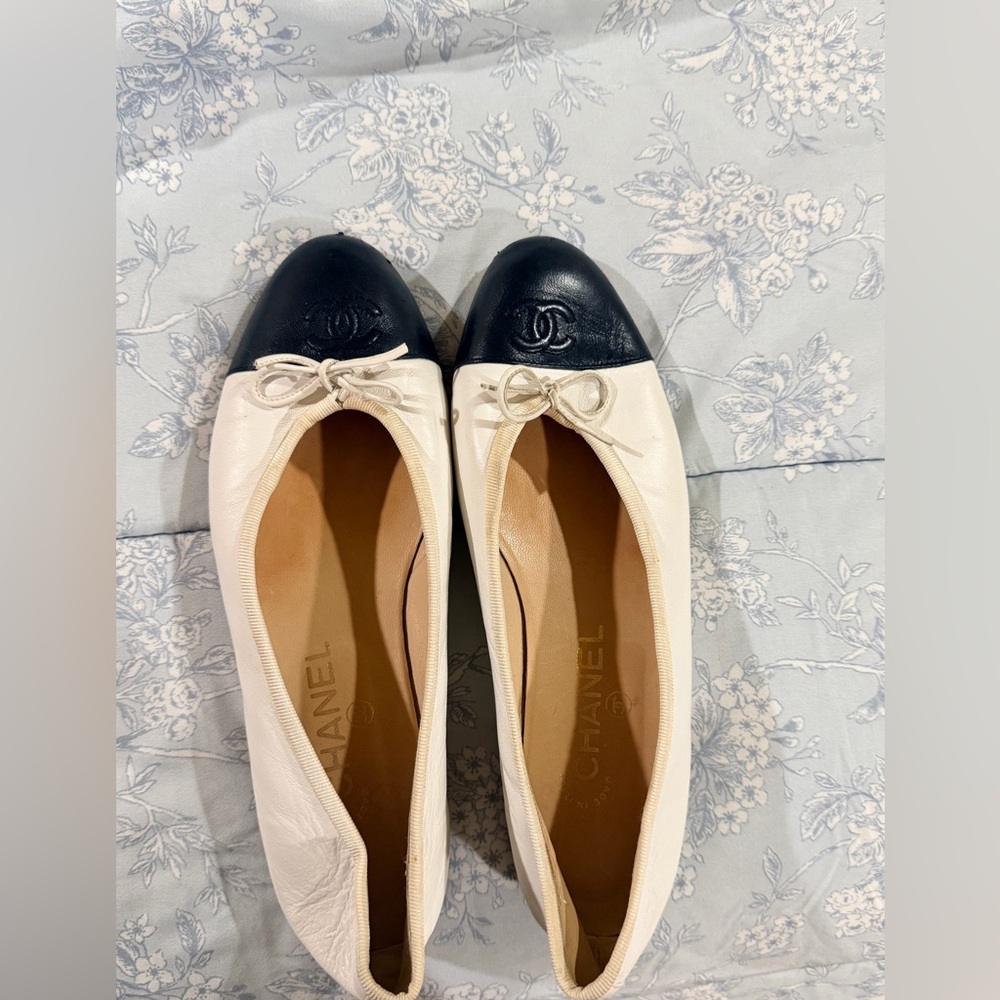 ❌❌❌SOLD!!CHANEL vintage Two-Tone Black and Cream Flats